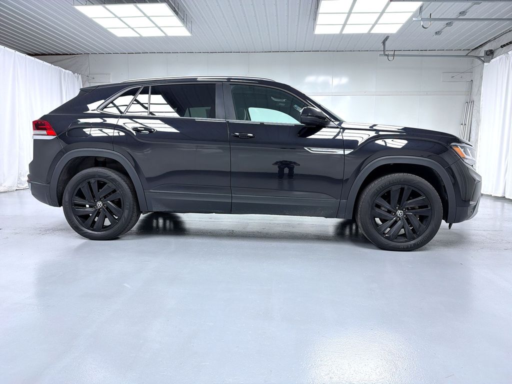 2022 Volkswagen Atlas Cross Sport SE Technology photo 2