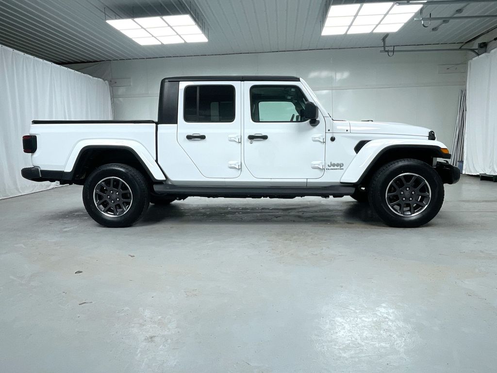 2022 Jeep Gladiator Overland photo 2