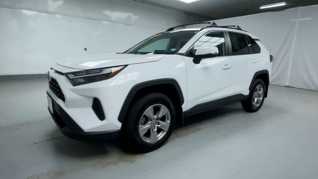 2022 Toyota RAV4 XLE photo 4