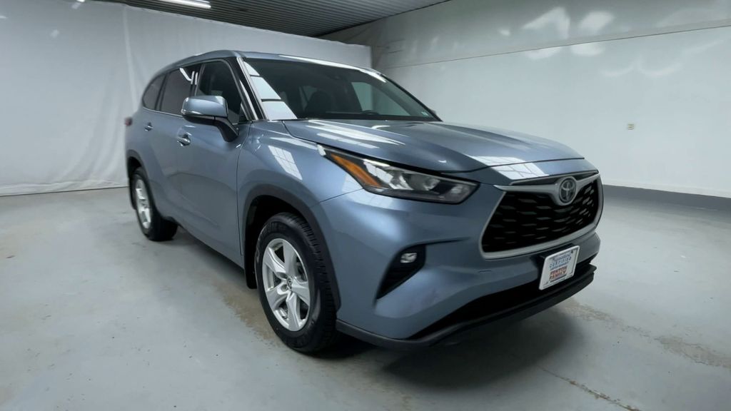 2020 Toyota Highlander LE photo 2