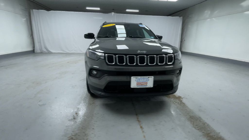 2023 Jeep Compass Latitude Lux photo 3