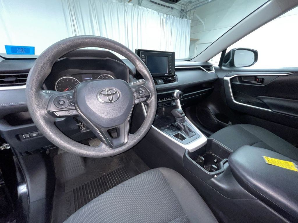 2022 Toyota RAV4 LE photo 3