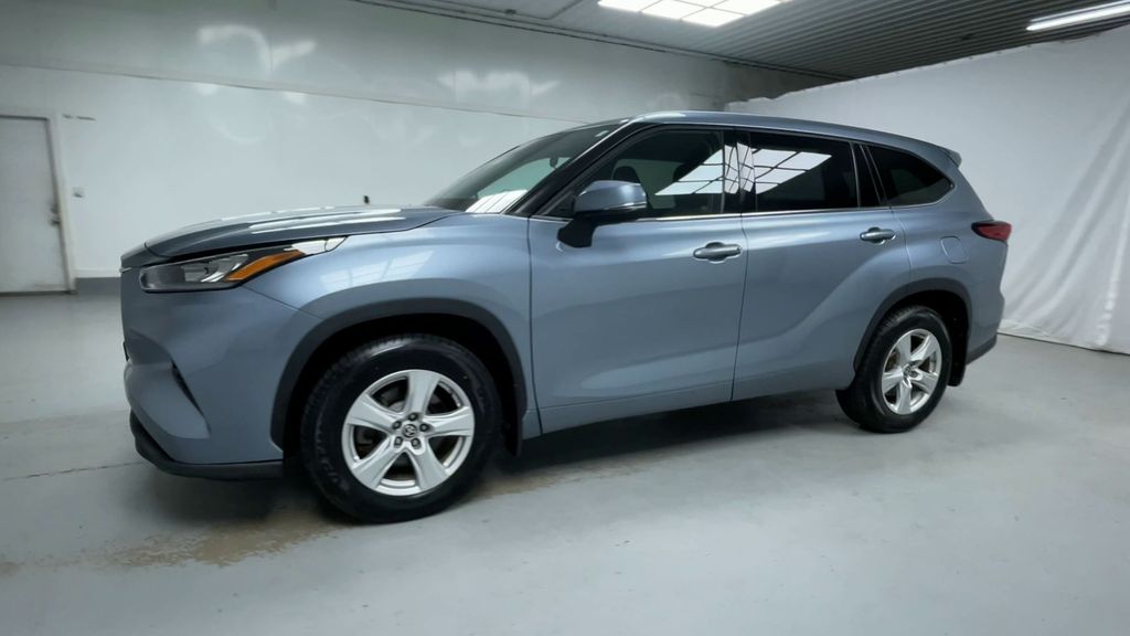 2020 Toyota Highlander LE photo 4