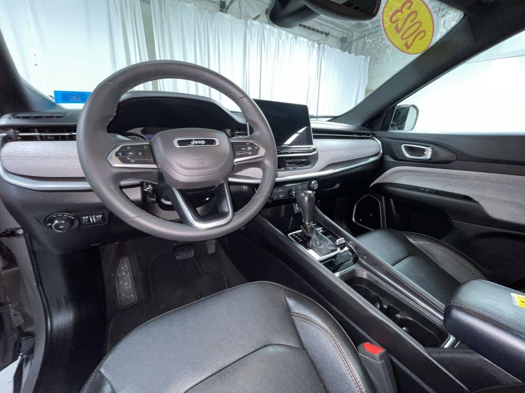 2023 Jeep Compass Latitude Lux photo 3
