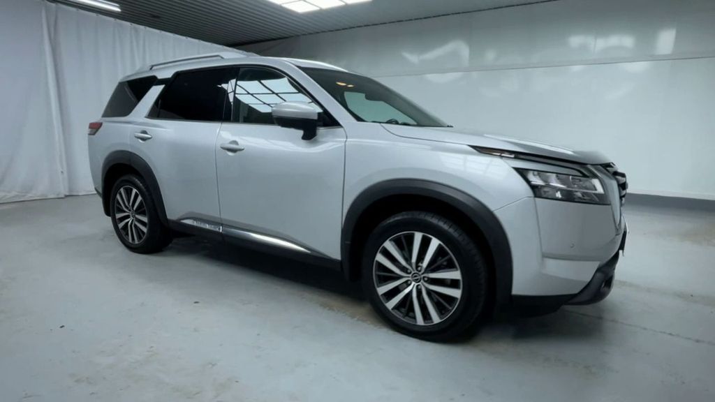 2022 Nissan Pathfinder Platinum photo 2