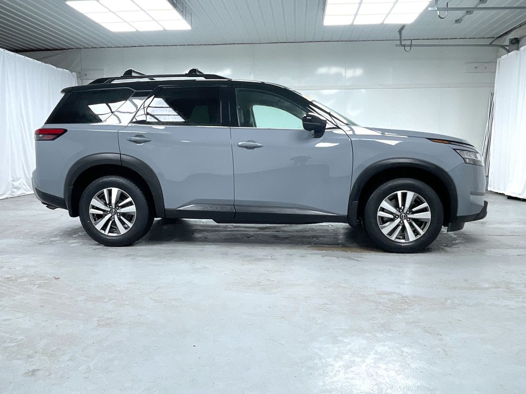 2022 Nissan Pathfinder SL photo 2