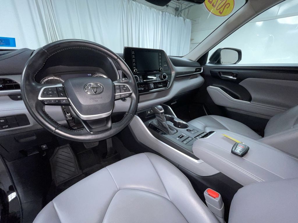 2022 Toyota Highlander XLE photo 3