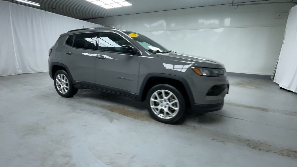 2023 Jeep Compass Latitude Lux photo 2