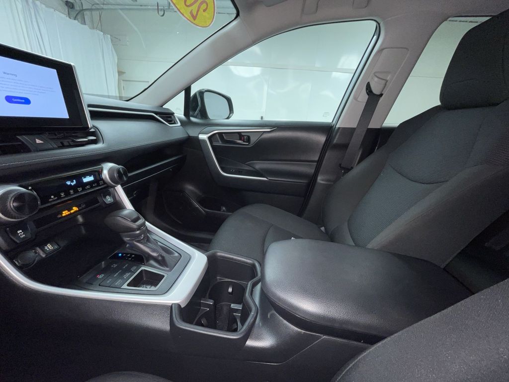 2024 Toyota RAV4 LE photo 4