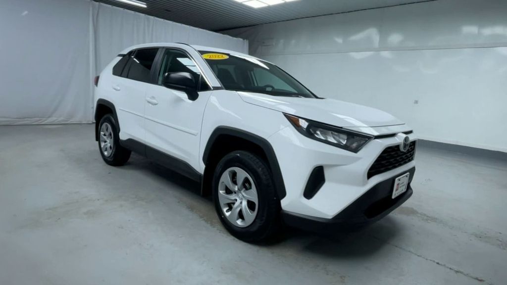 2022 Toyota RAV4 LE photo 2