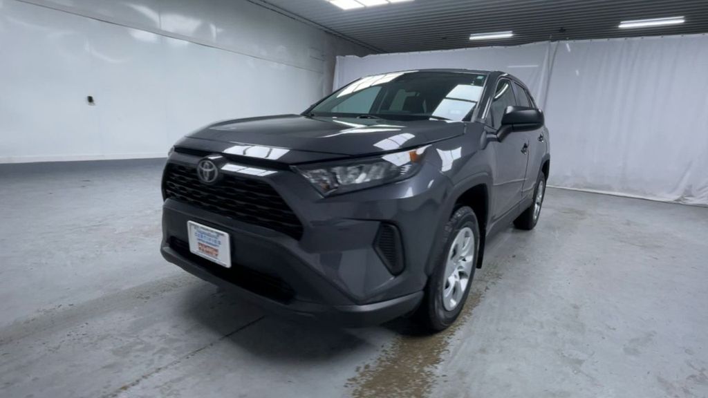 2022 Toyota RAV4 LE photo 3