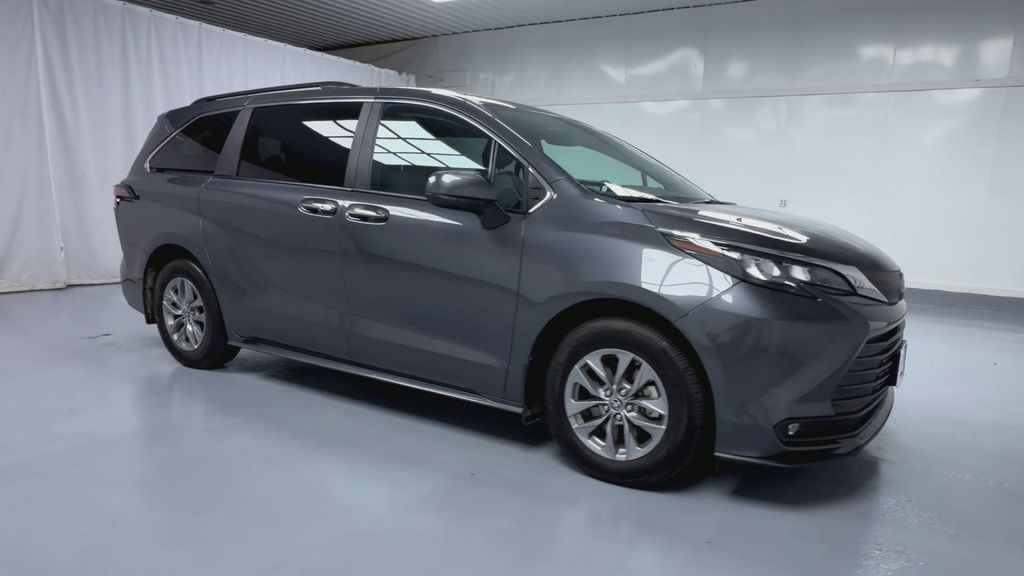 2025 Toyota Sienna XLE photo 2