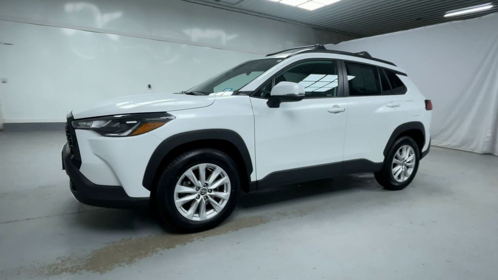 2022 Toyota Corolla Cross LE photo 3