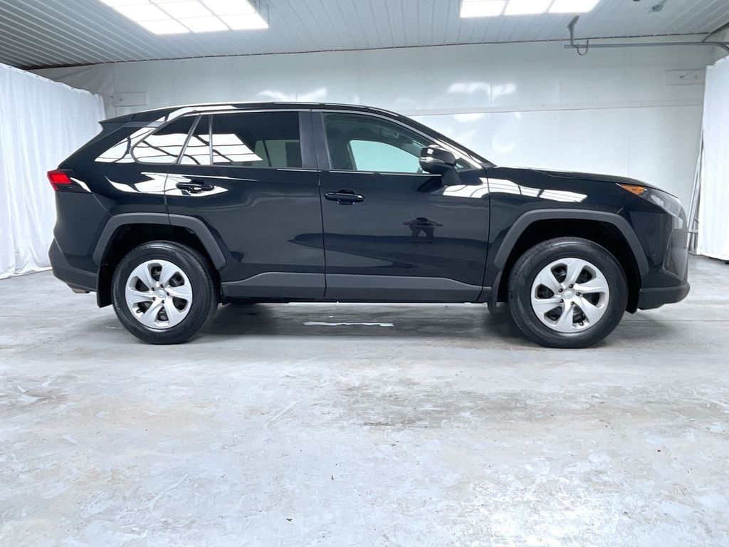 2022 Toyota RAV4 LE photo 2