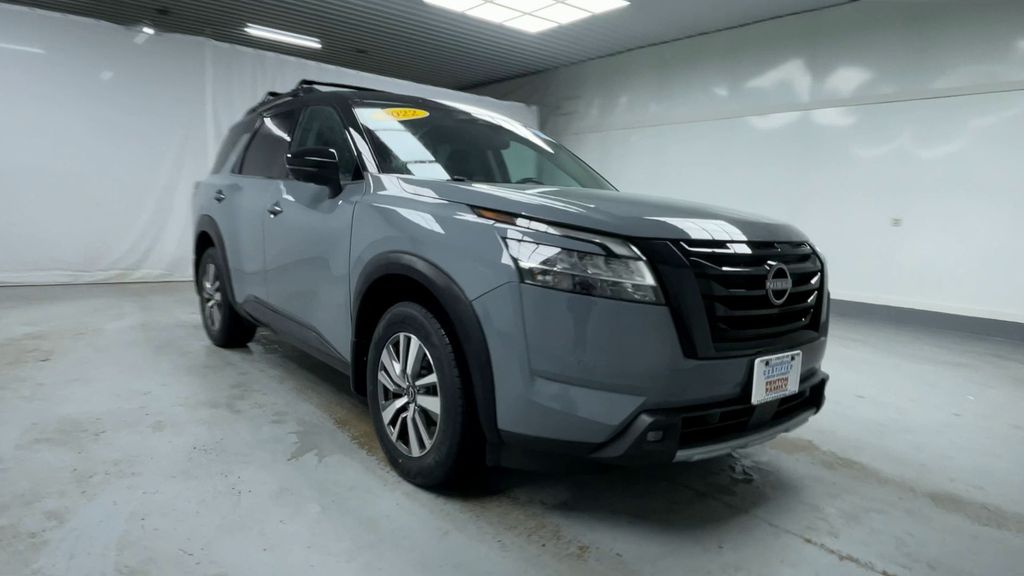 2022 Nissan Pathfinder SL photo 2