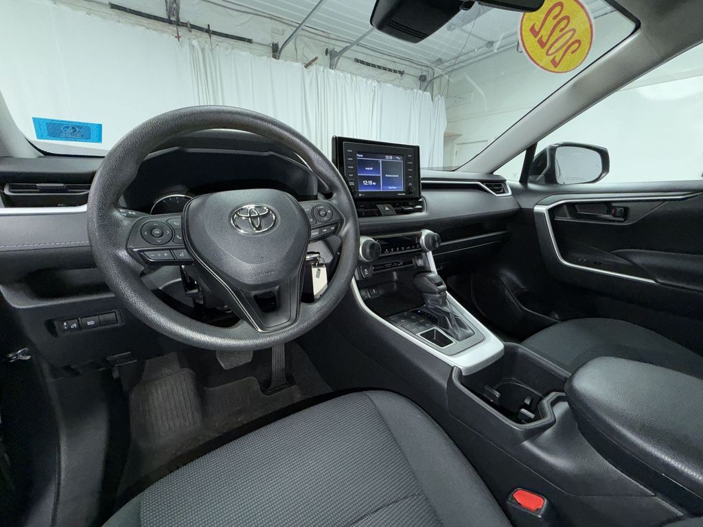 2022 Toyota RAV4 LE photo 2