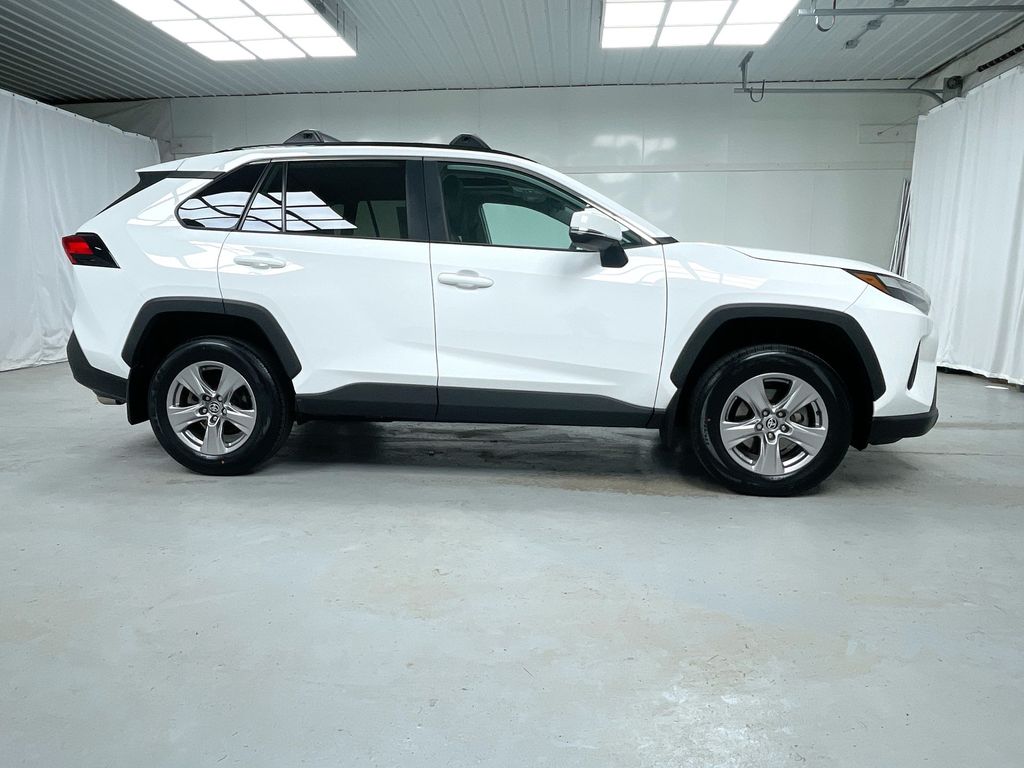 2023 Toyota RAV4 XLE photo 2