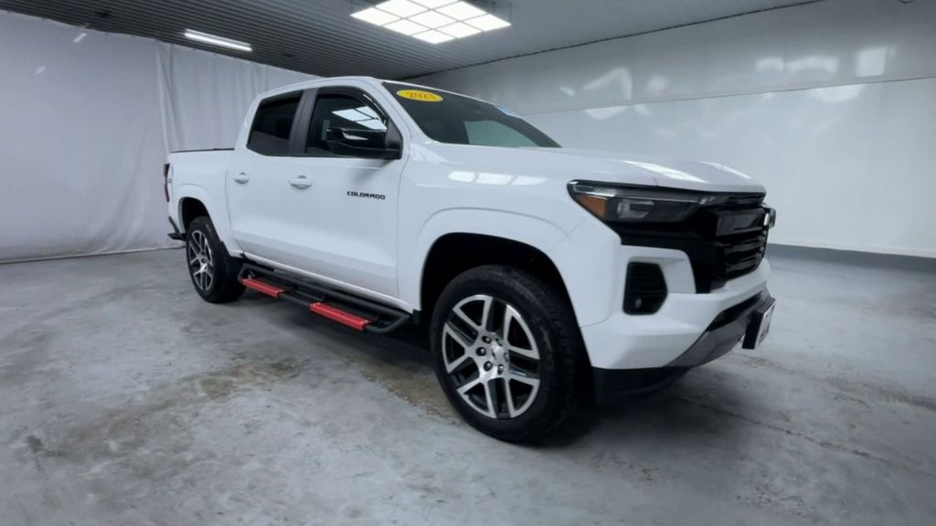 2023 Chevrolet Colorado Z71 photo 2