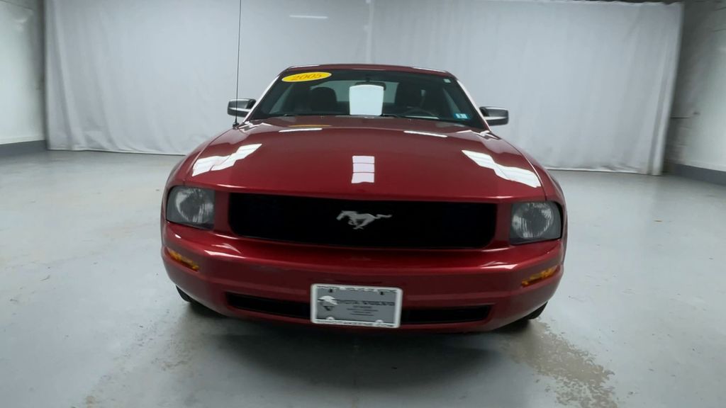 2005 Ford Mustang V6 Deluxe photo 3