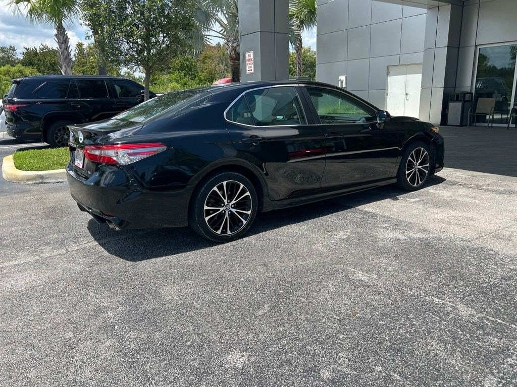 Used 2018 Toyota Camry SE Sedan