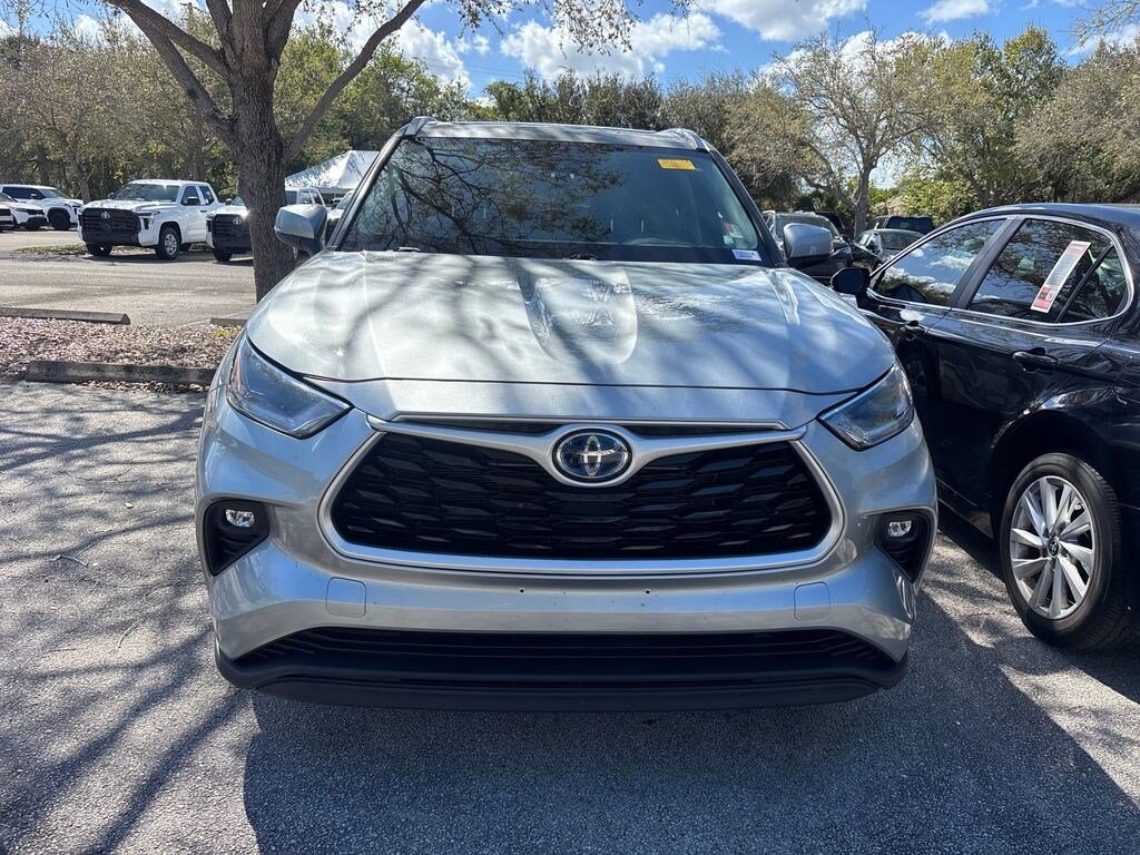 Used 2021 Toyota Highlander Hybrid XLE SUV