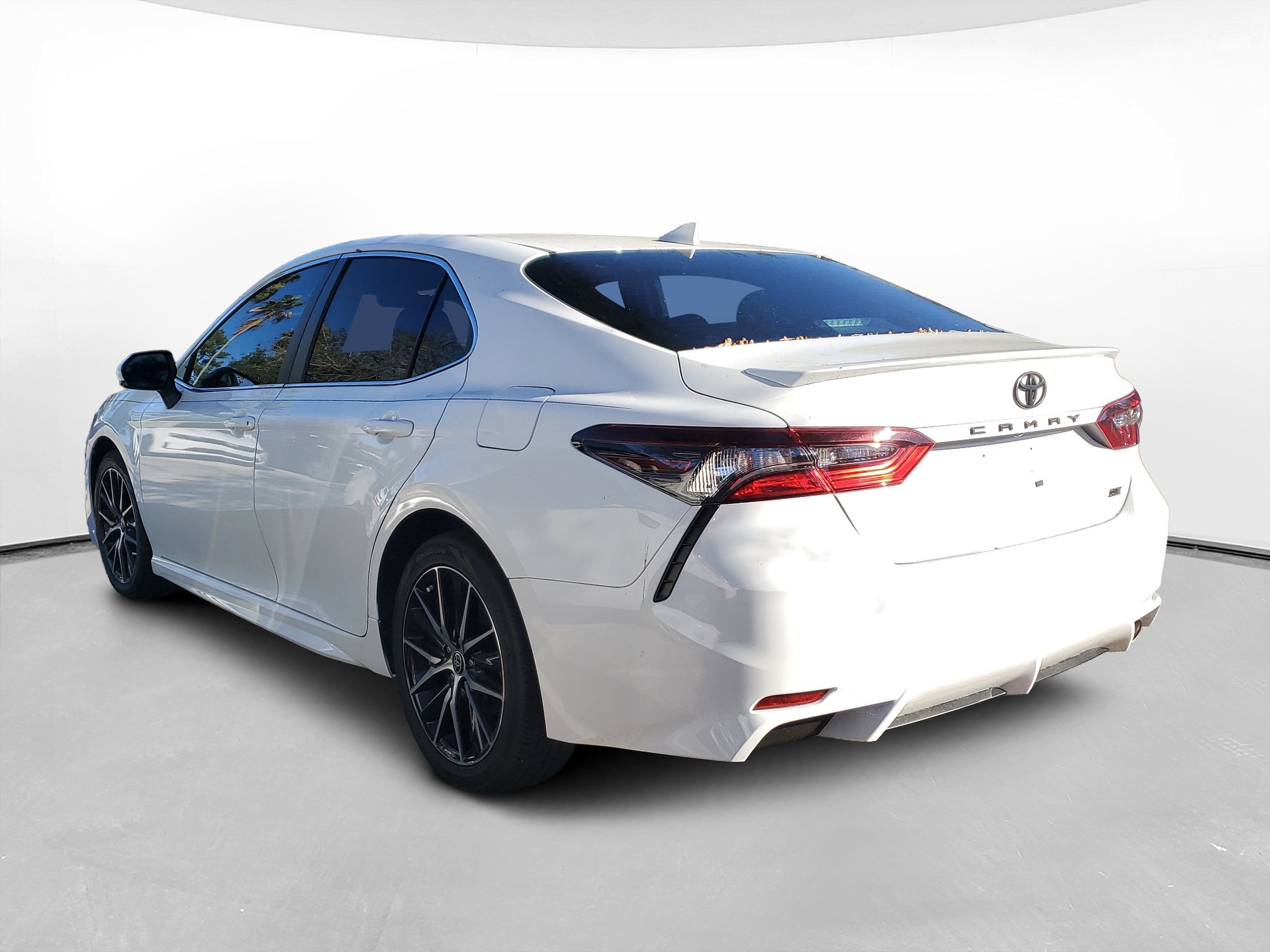 2022 Toyota Camry SE - Photo 4
