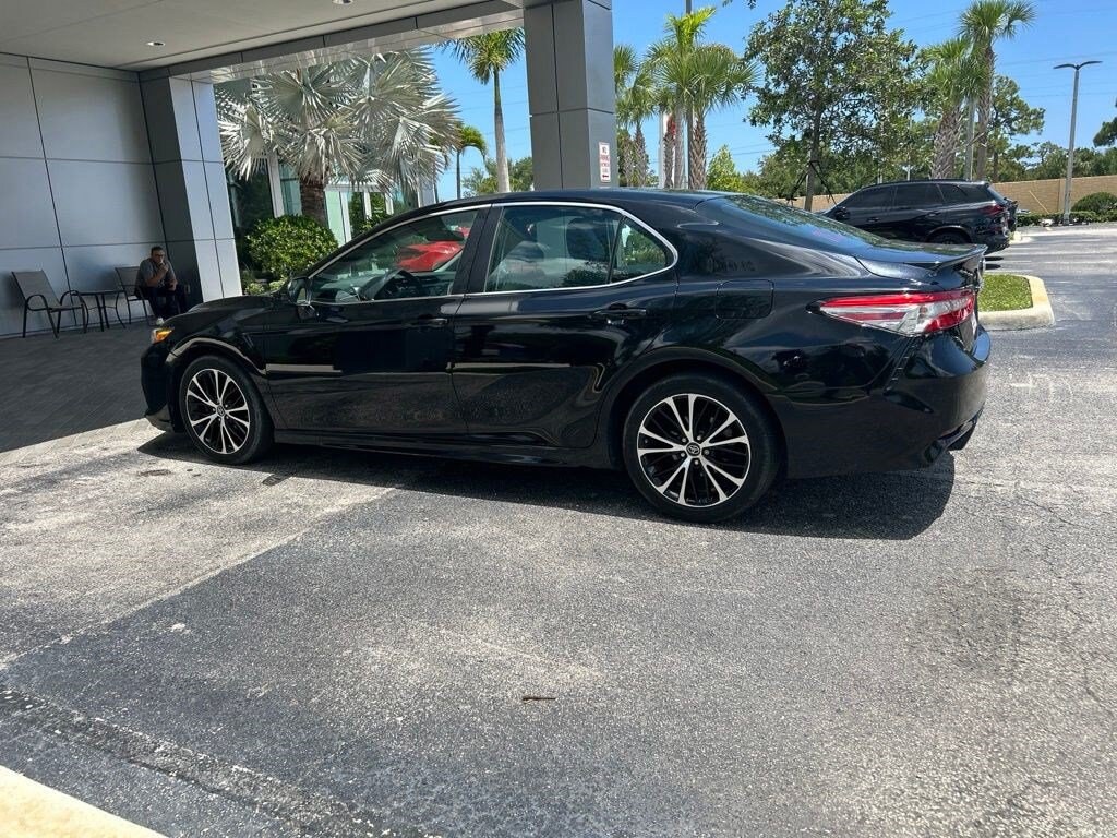 Used 2018 Toyota Camry SE Sedan