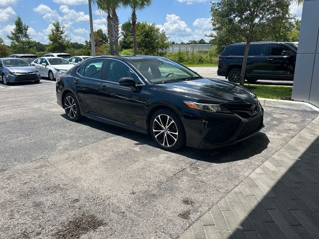 Used 2018 Toyota Camry SE Sedan