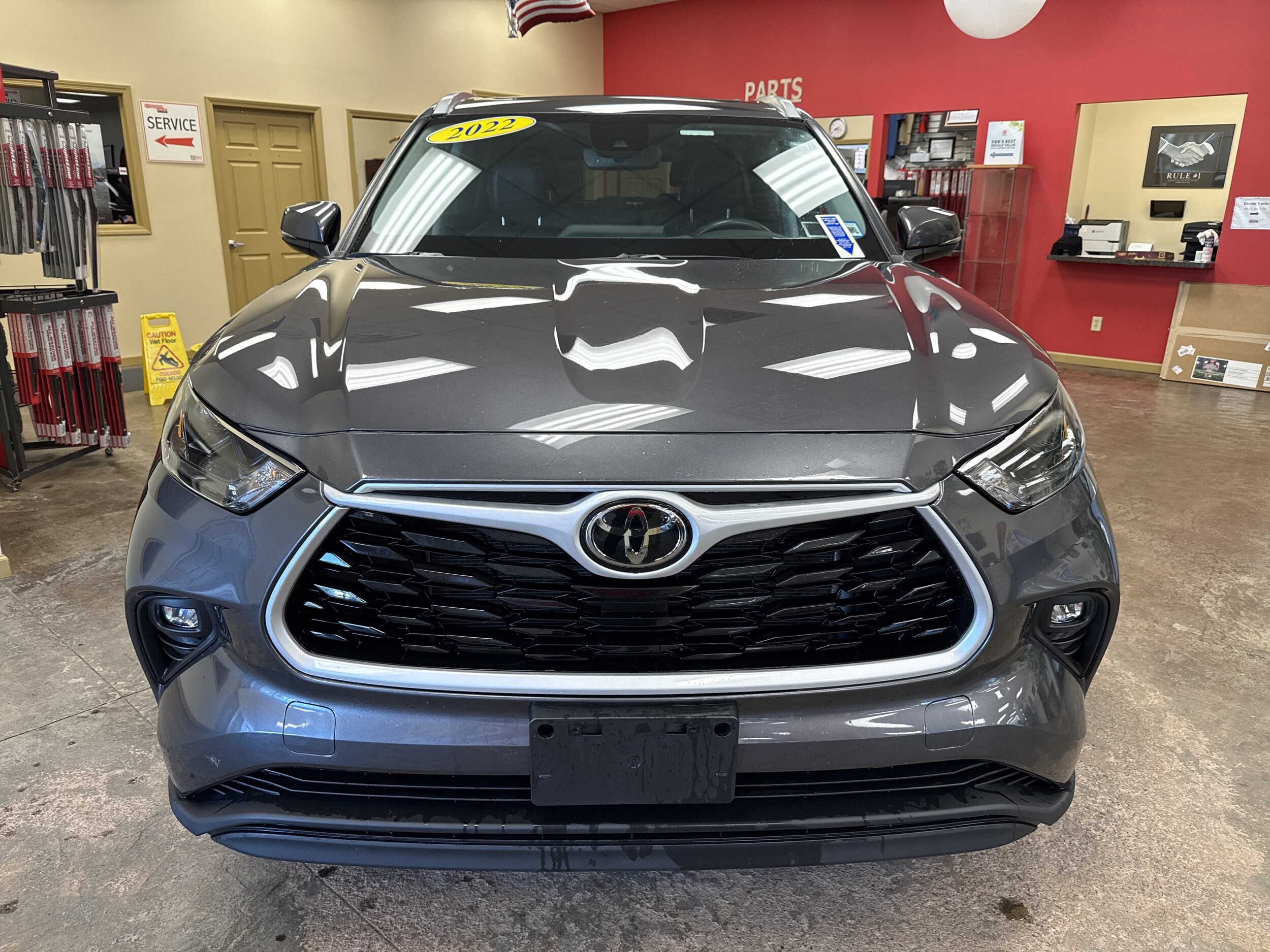 2022 Toyota Highlander XLE photo 2