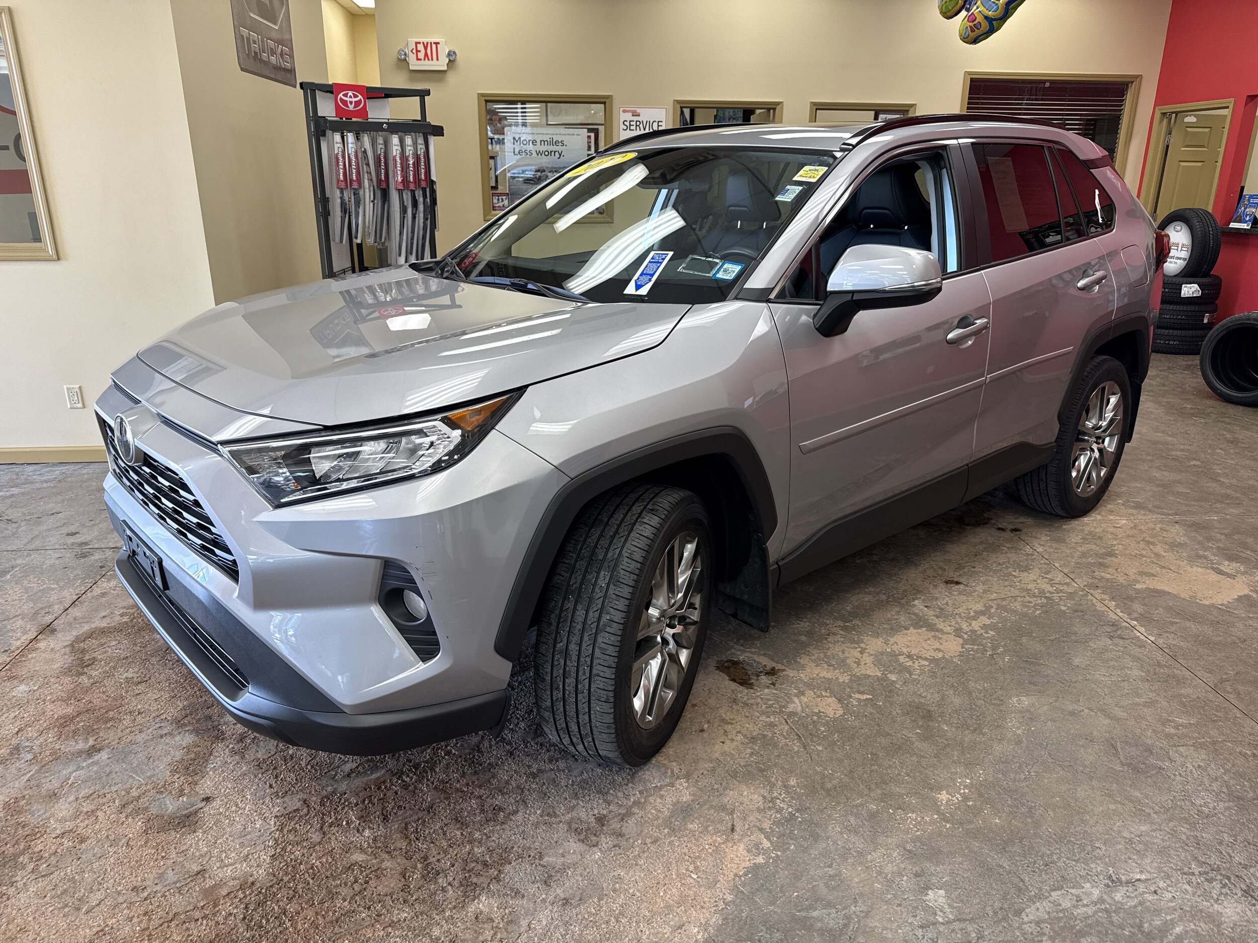2020 Toyota RAV4 XLE Premium photo 3