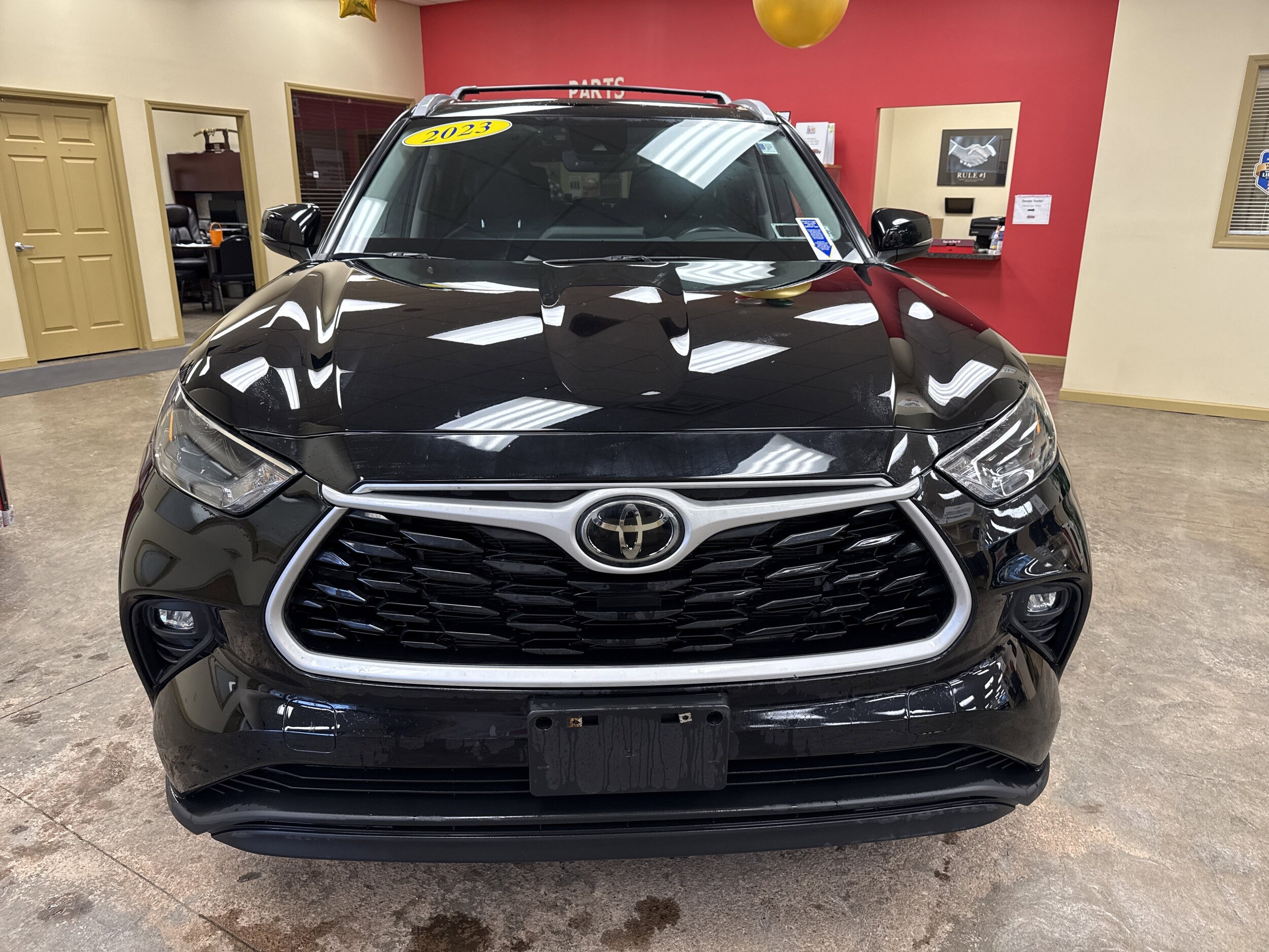 2023 Toyota Highlander XLE photo 2