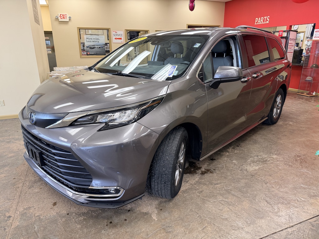 Used 2022 Toyota Sienna XLE 7 Passenger Van Passenger Van