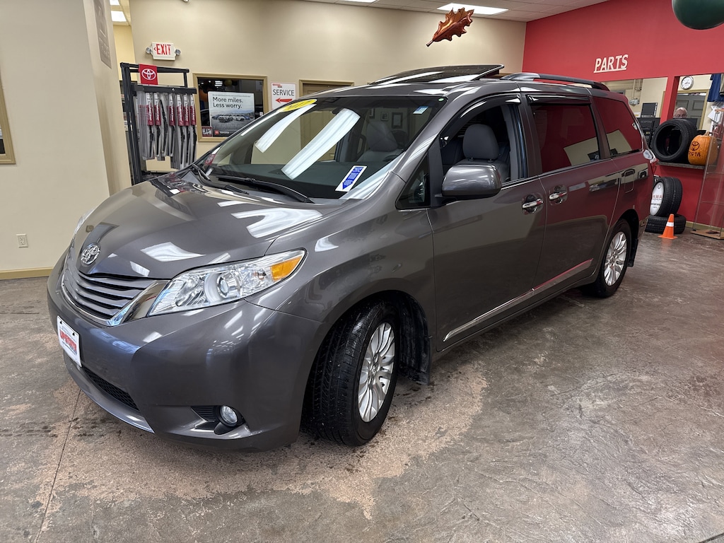 Used 2017 Toyota Sienna XLE 8 Passenger Van Passenger Van