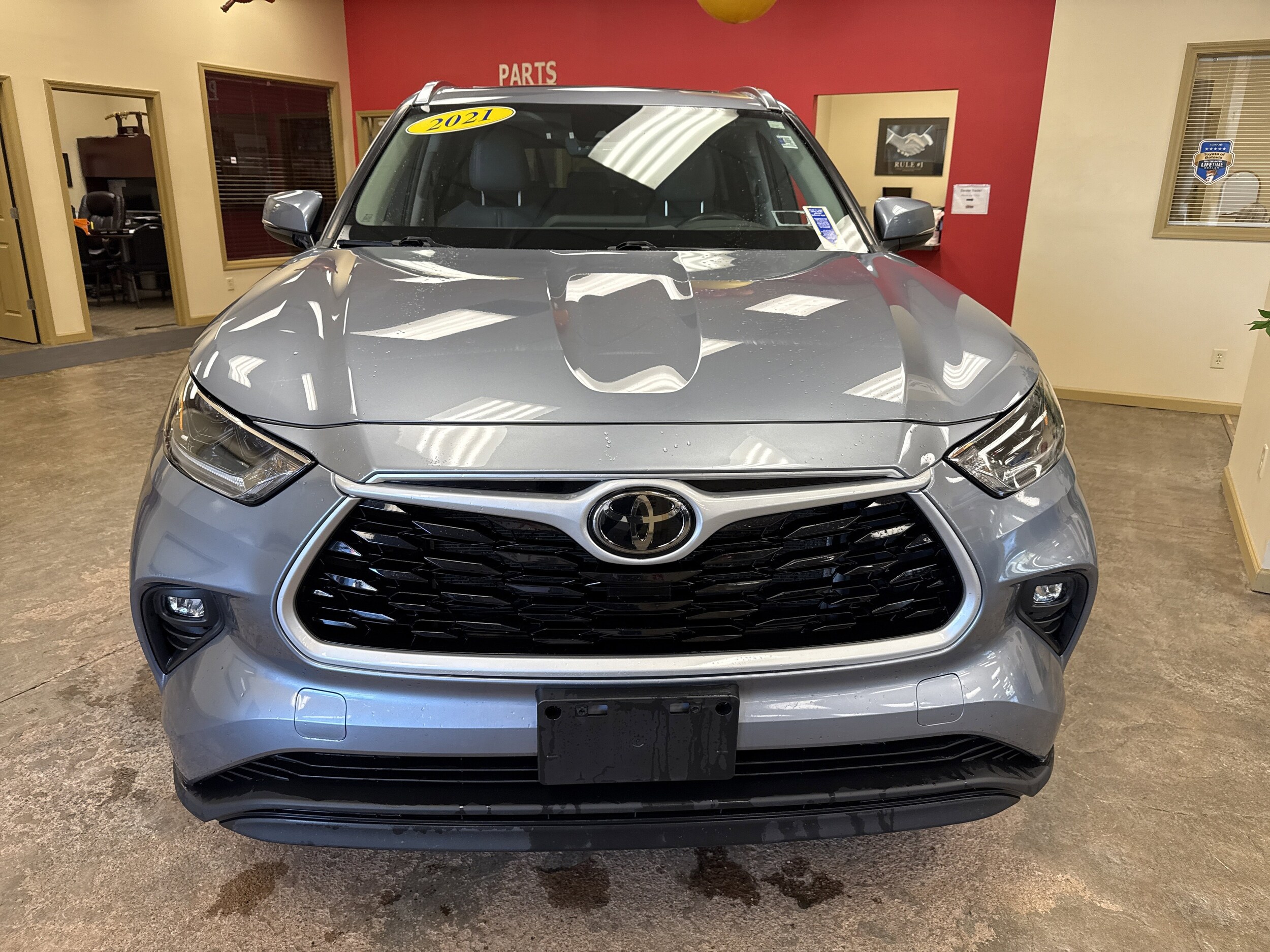 2021 Toyota Highlander XLE photo 2