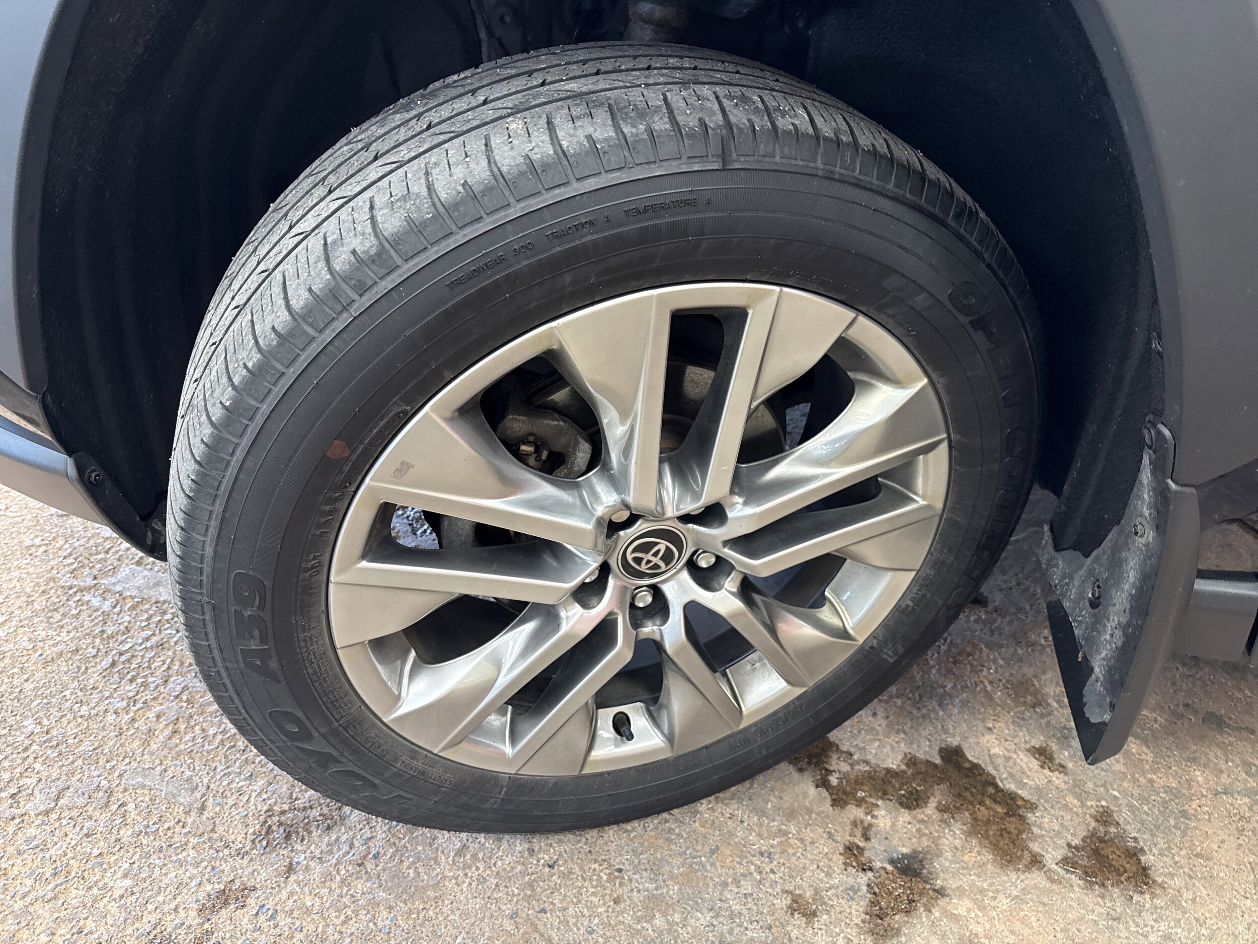 2022 Toyota RAV4 XLE Premium photo 4