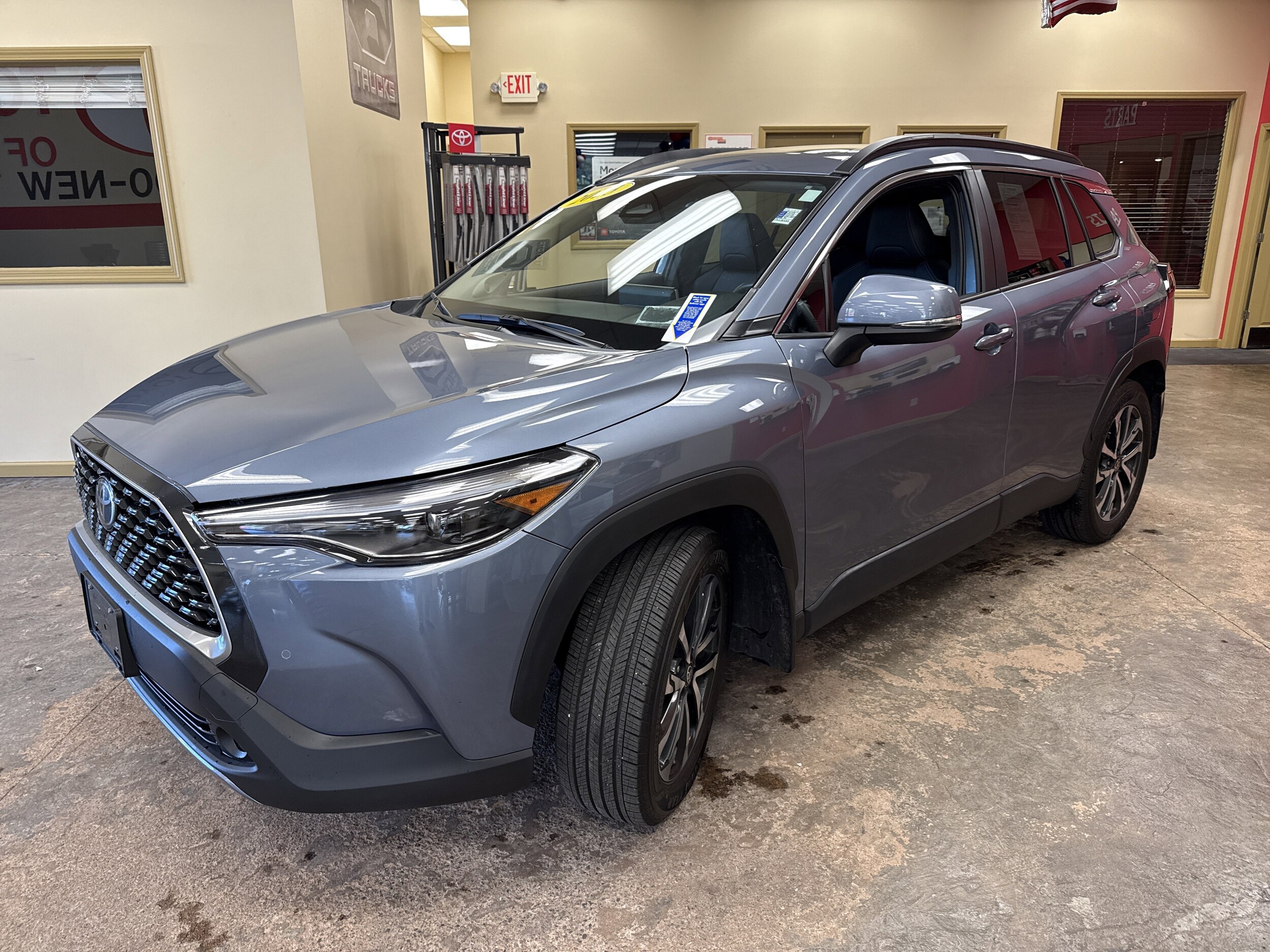 2023 Toyota Corolla Cross XLE photo 3