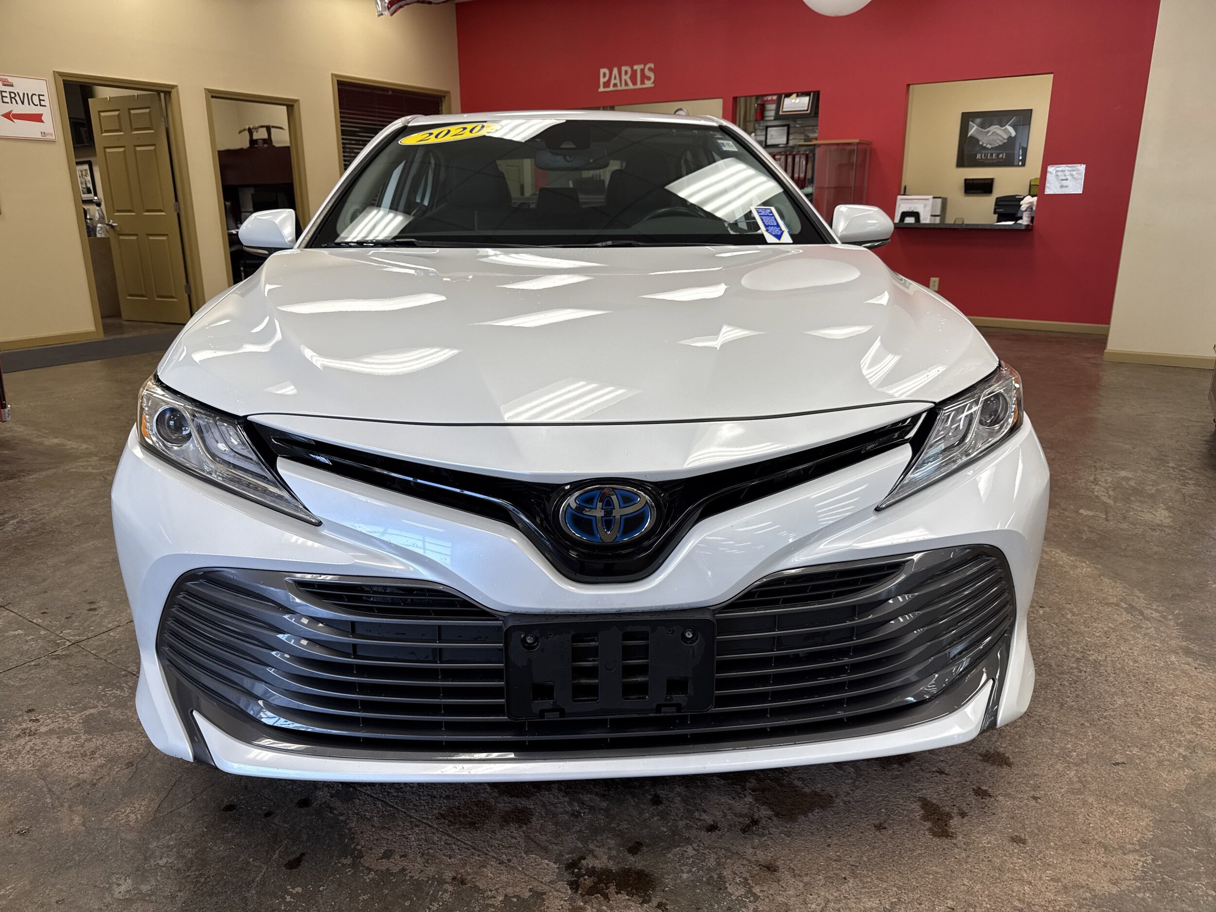 2020 Toyota Camry Hybrid XLE photo 2