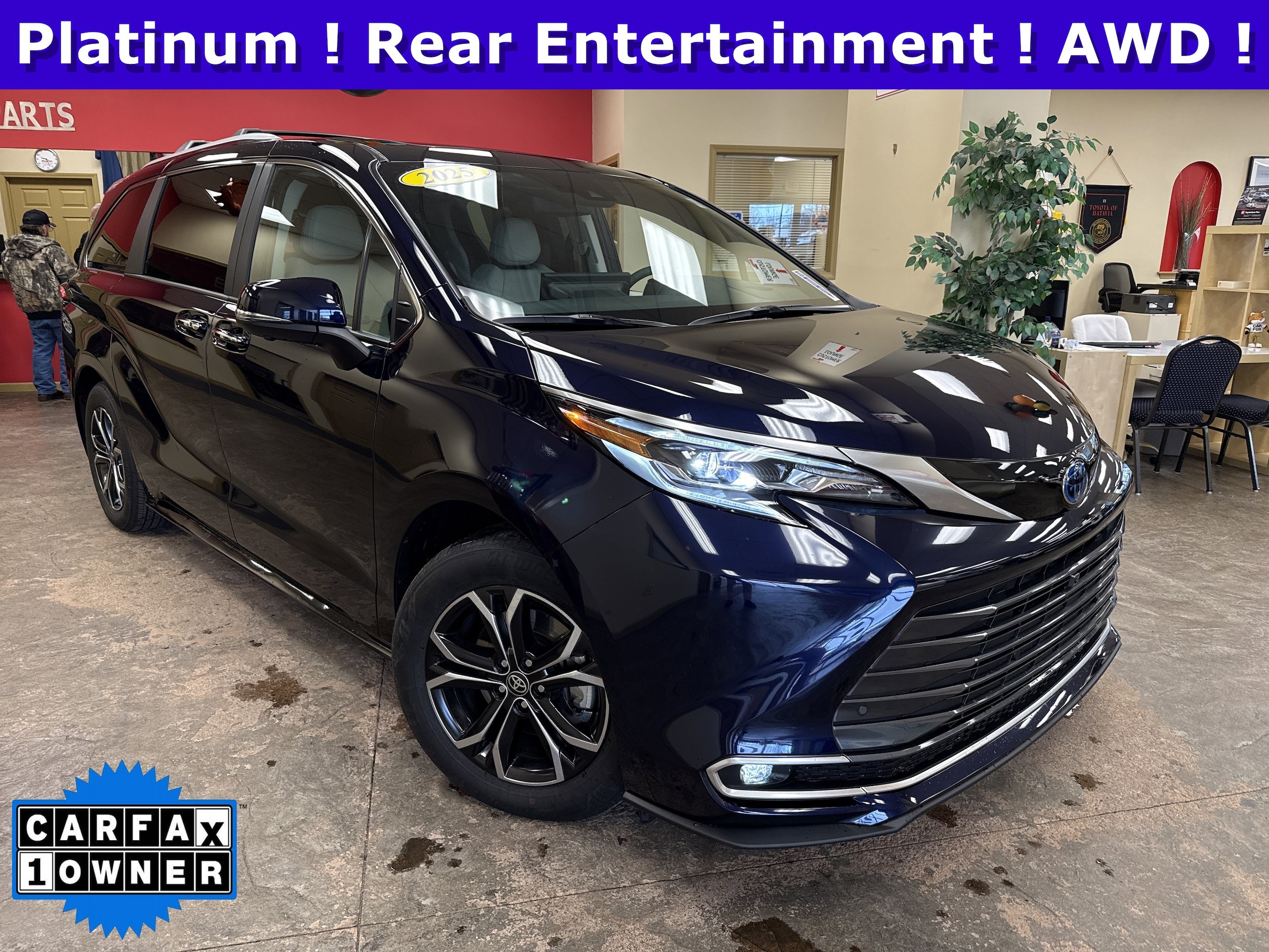 2025 Toyota Sienna Platinum's photo
