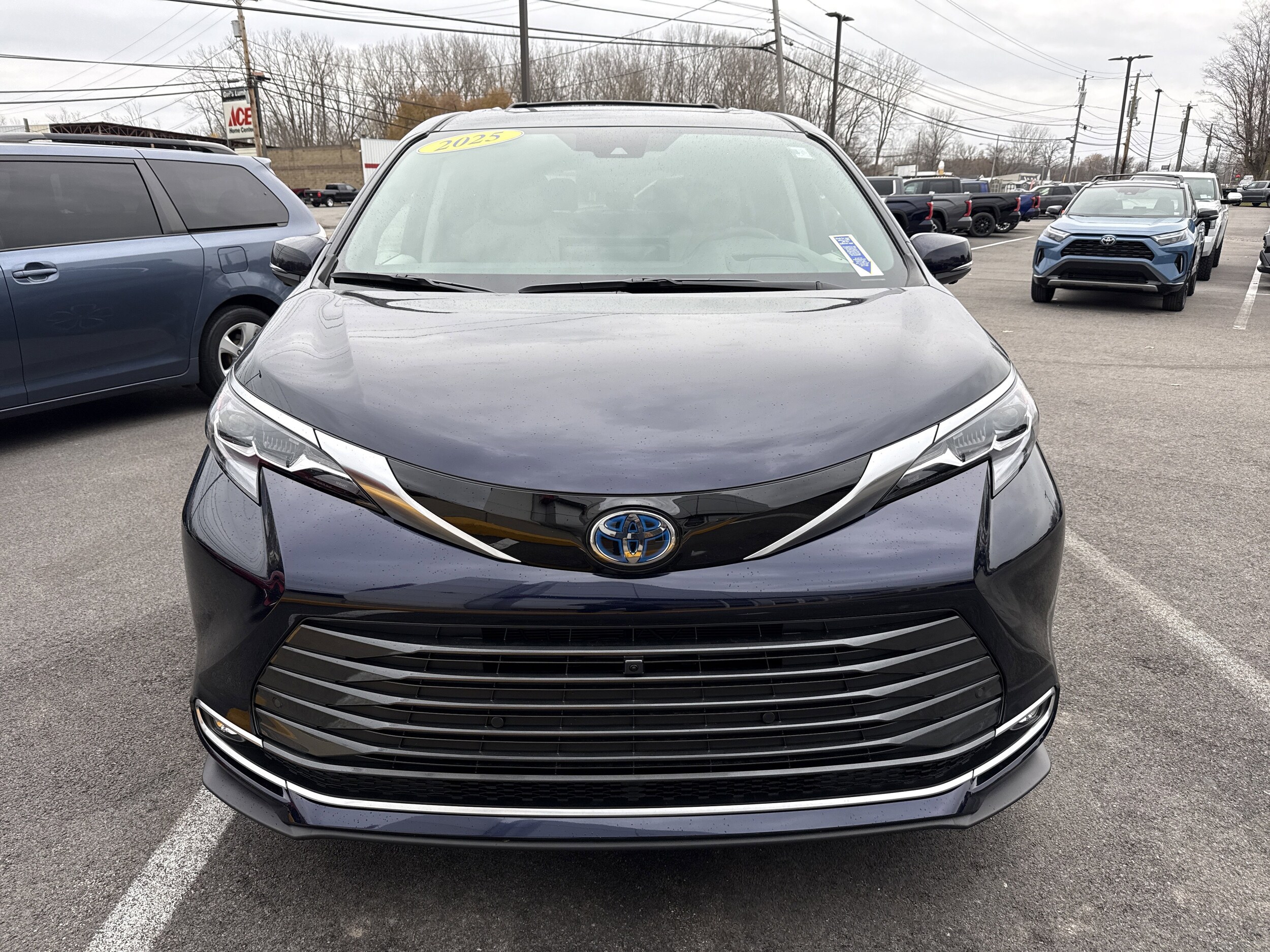 2025 Toyota Sienna Platinum photo 2