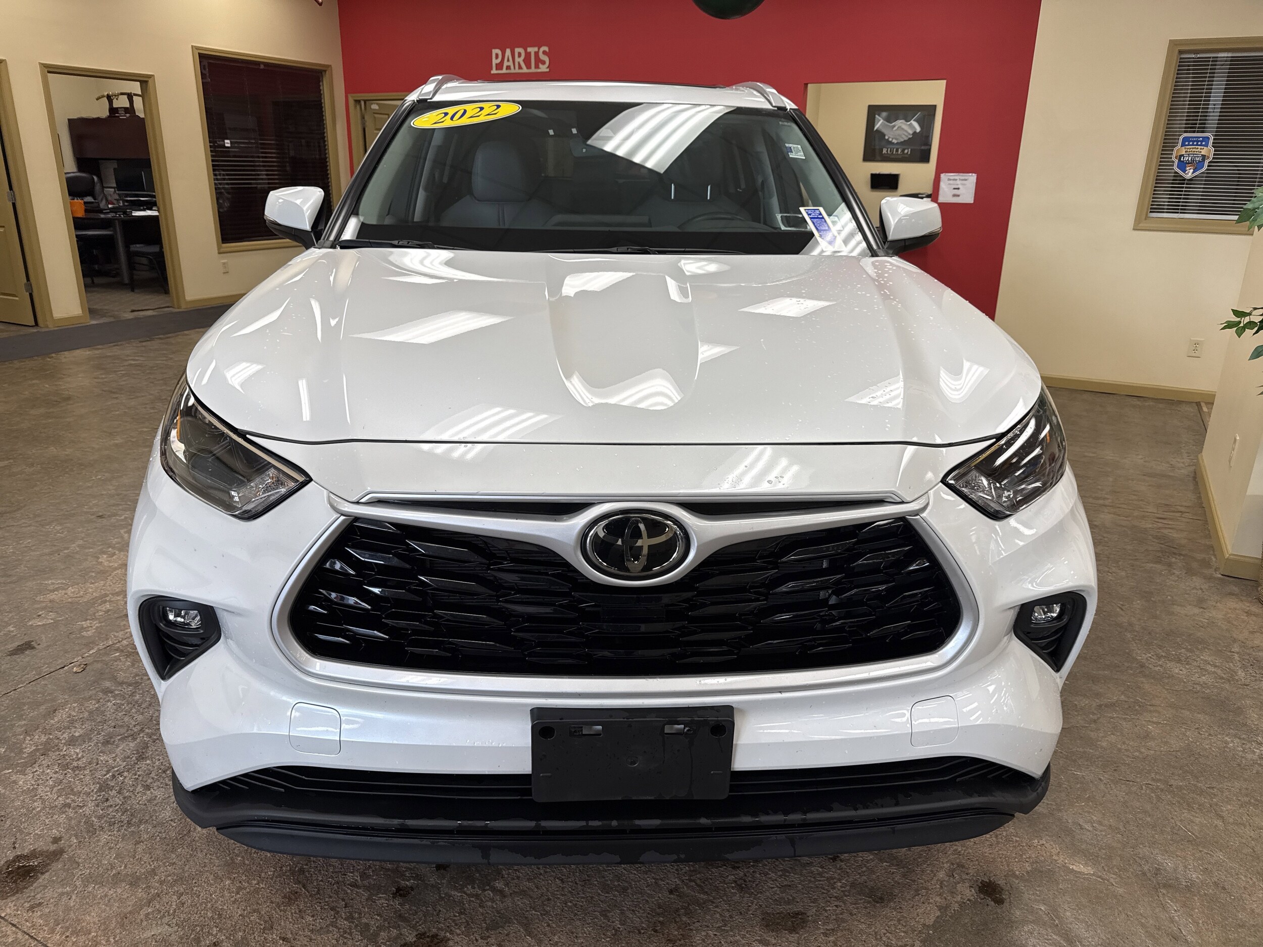 2022 Toyota Highlander XLE photo 2