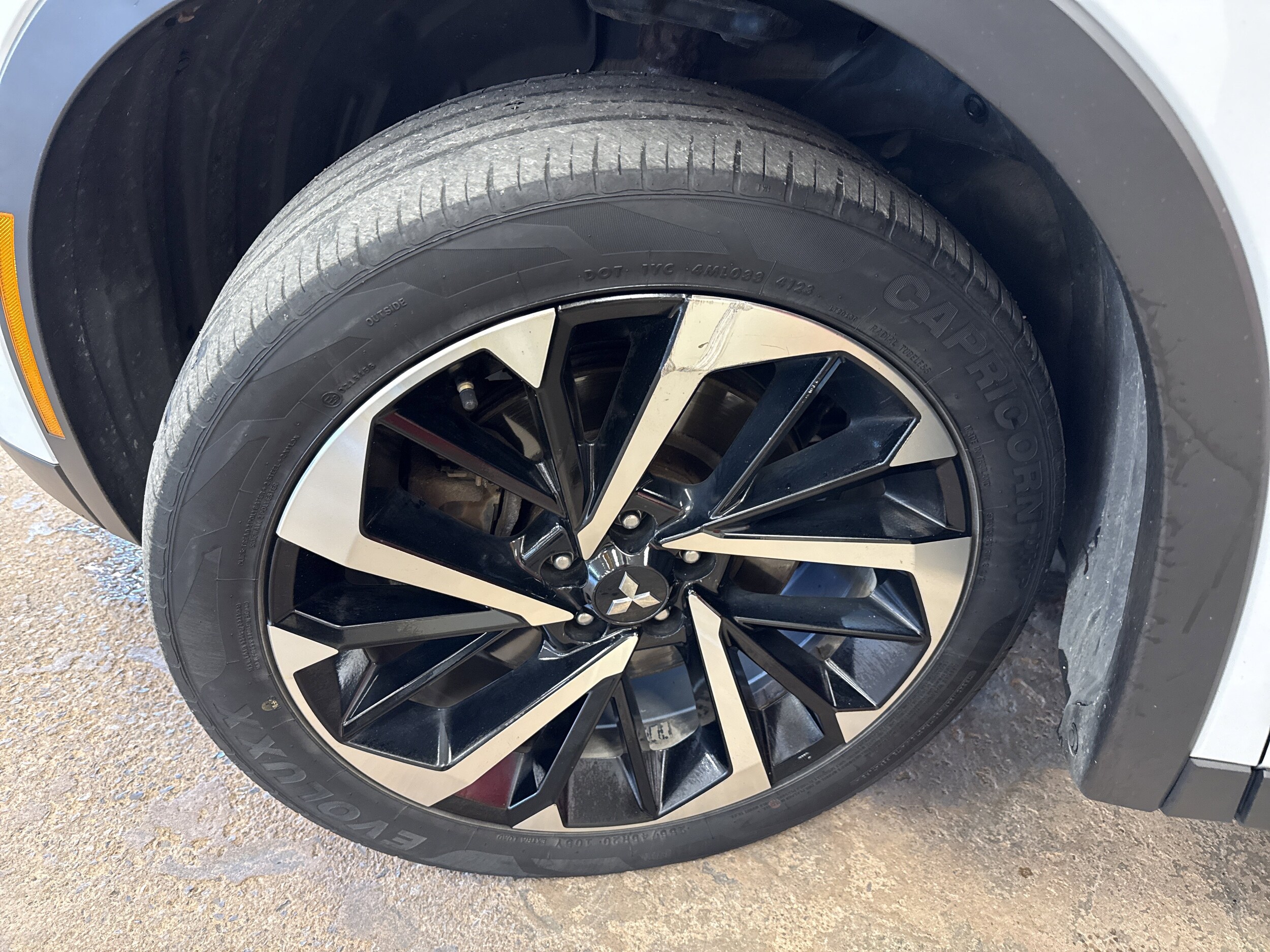 2022 Mitsubishi Outlander ES photo 4