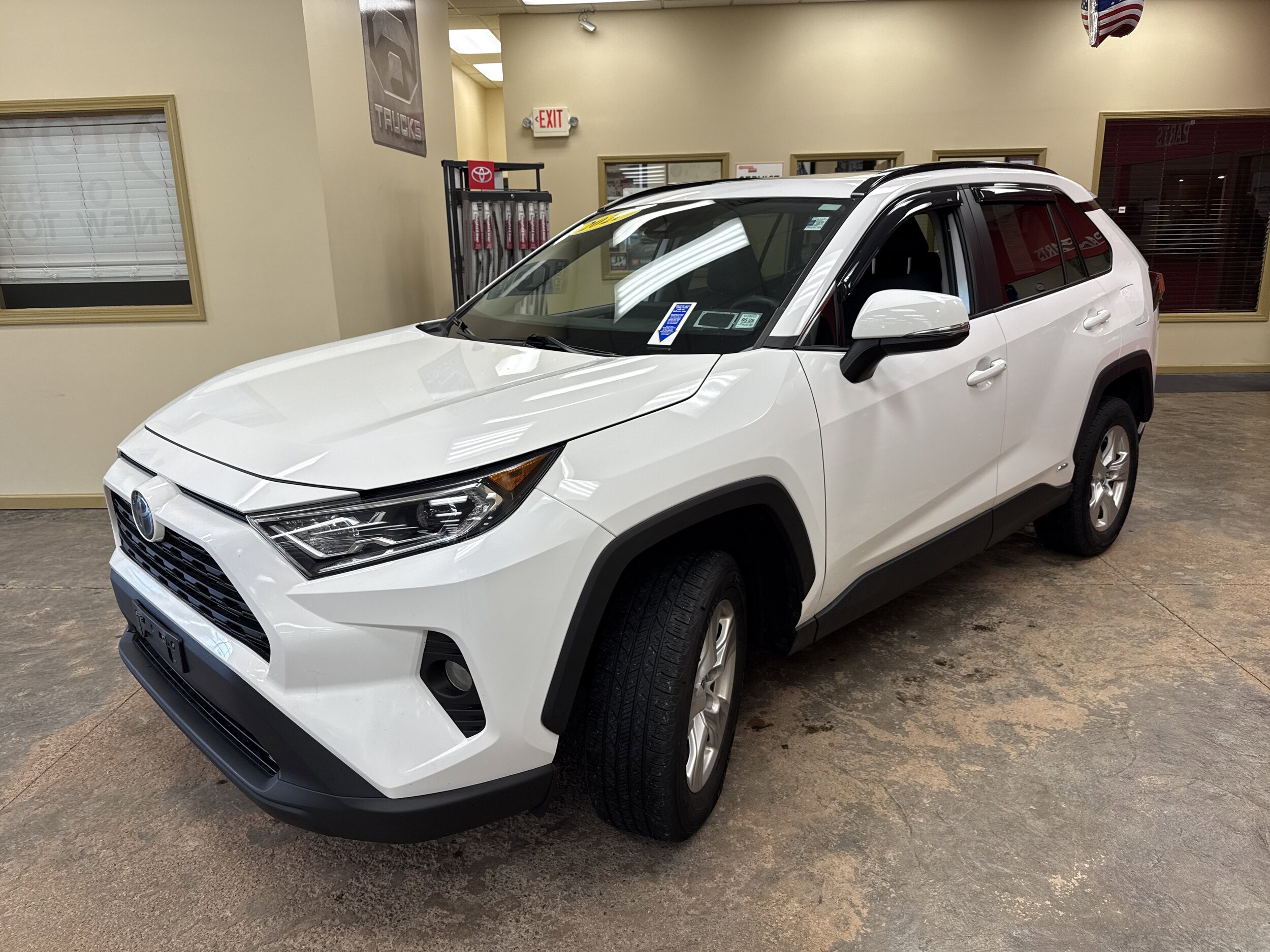 2021 Toyota RAV4 Hybrid XLE photo 3