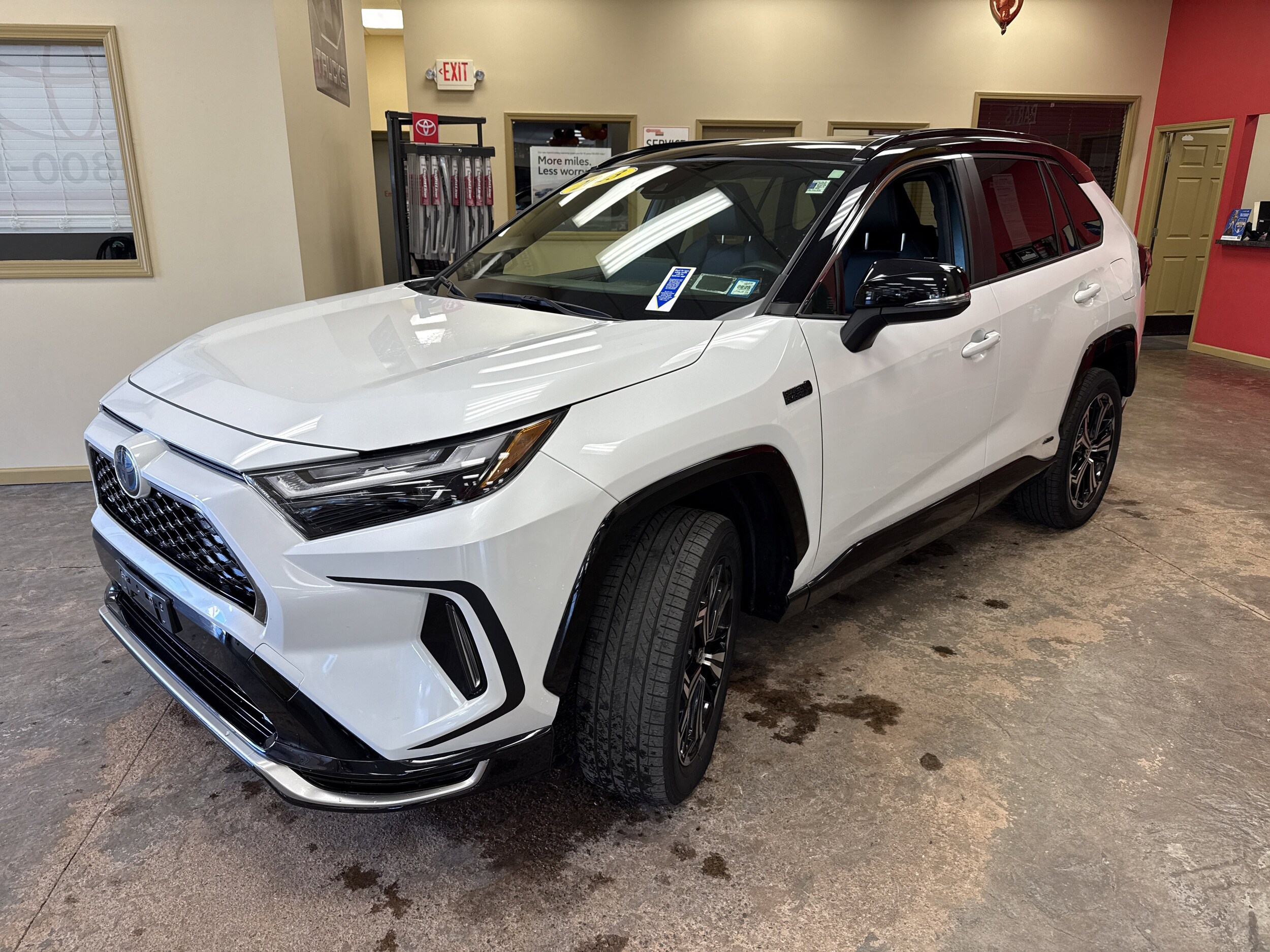 2023 Toyota RAV4 Prime XSE photo 2