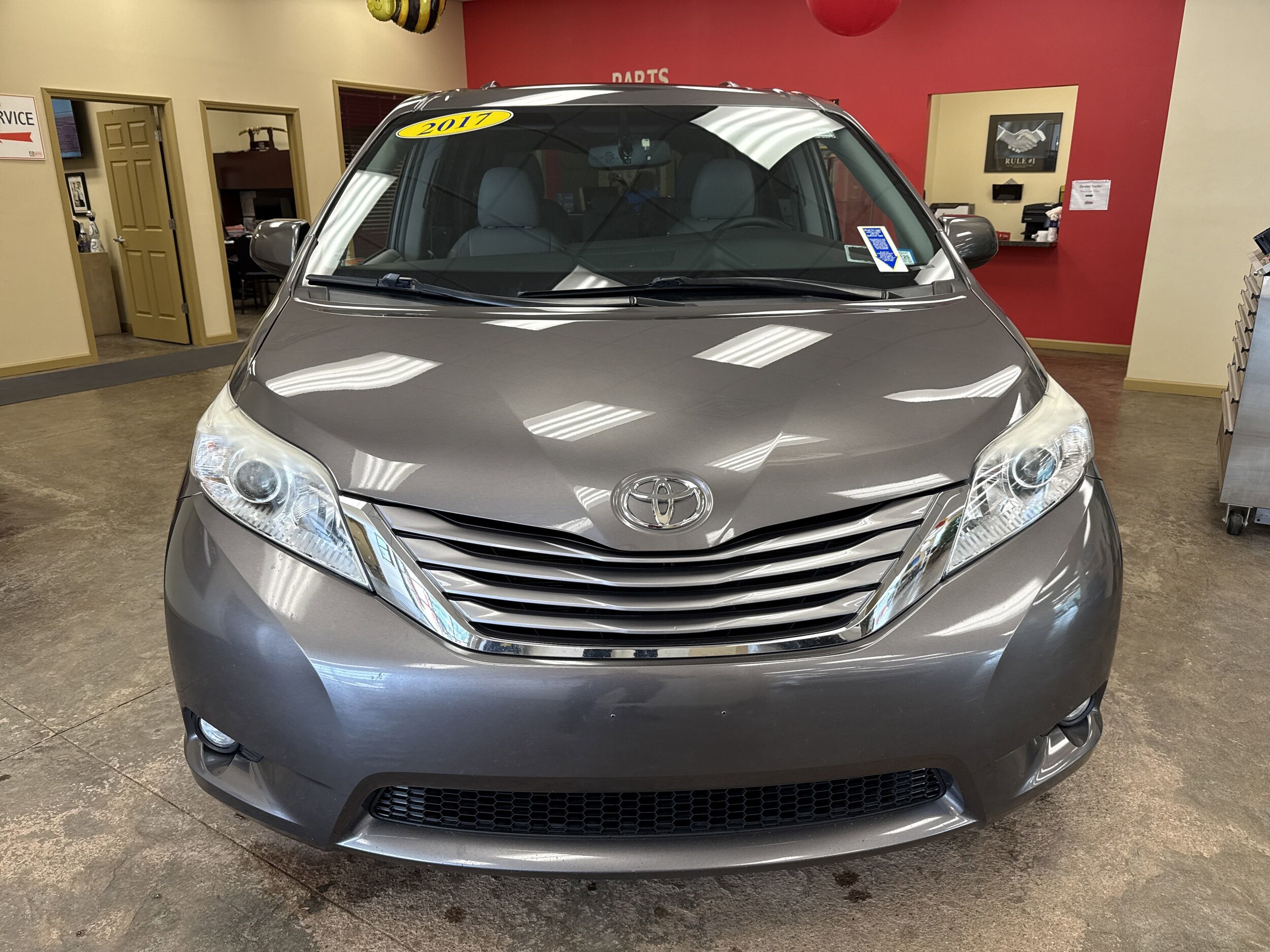 2017 Toyota Sienna XLE photo 2