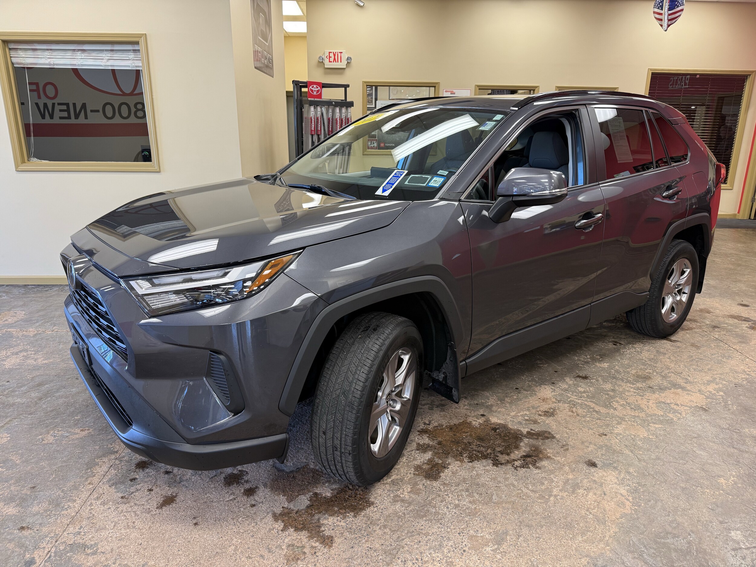 2022 Toyota RAV4 XLE photo 2