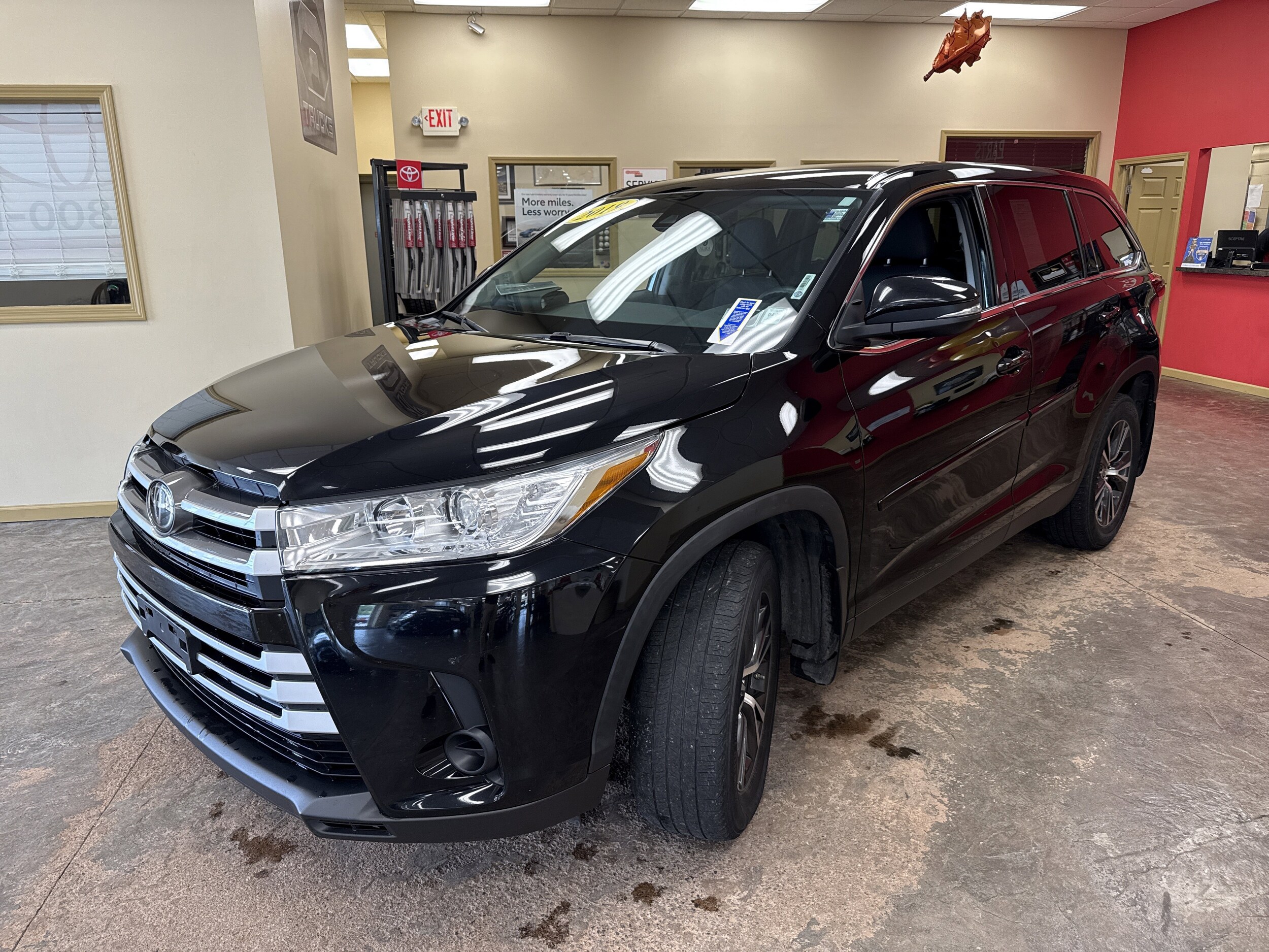 2019 Toyota Highlander LE photo 3