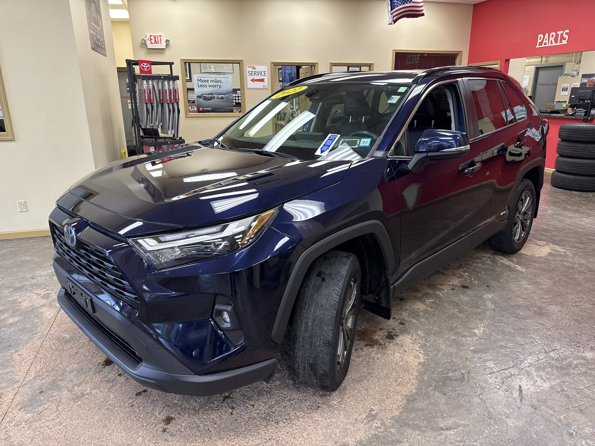 2022 Toyota RAV4 Hybrid XLE Premium photo 2