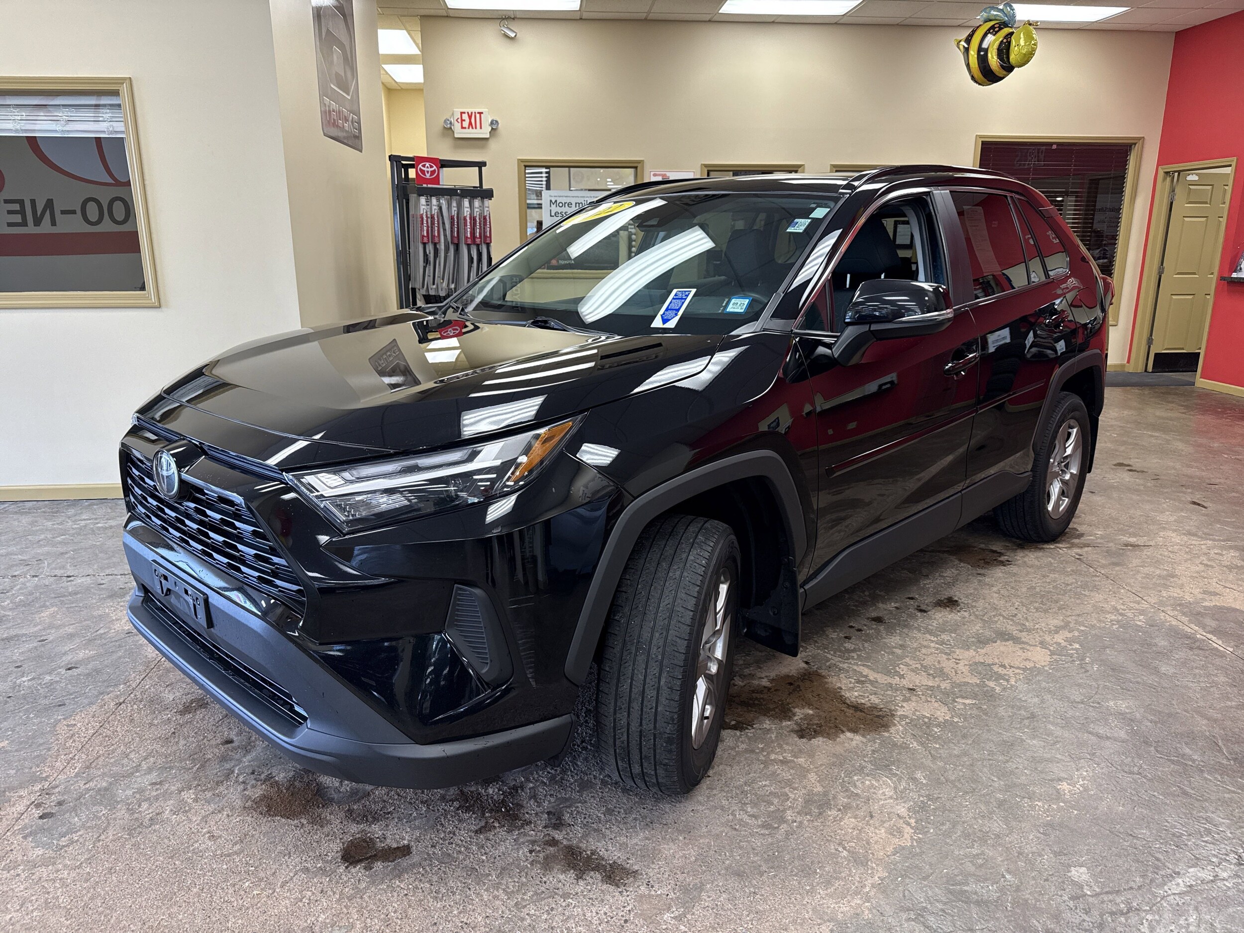2022 Toyota RAV4 XLE photo 3