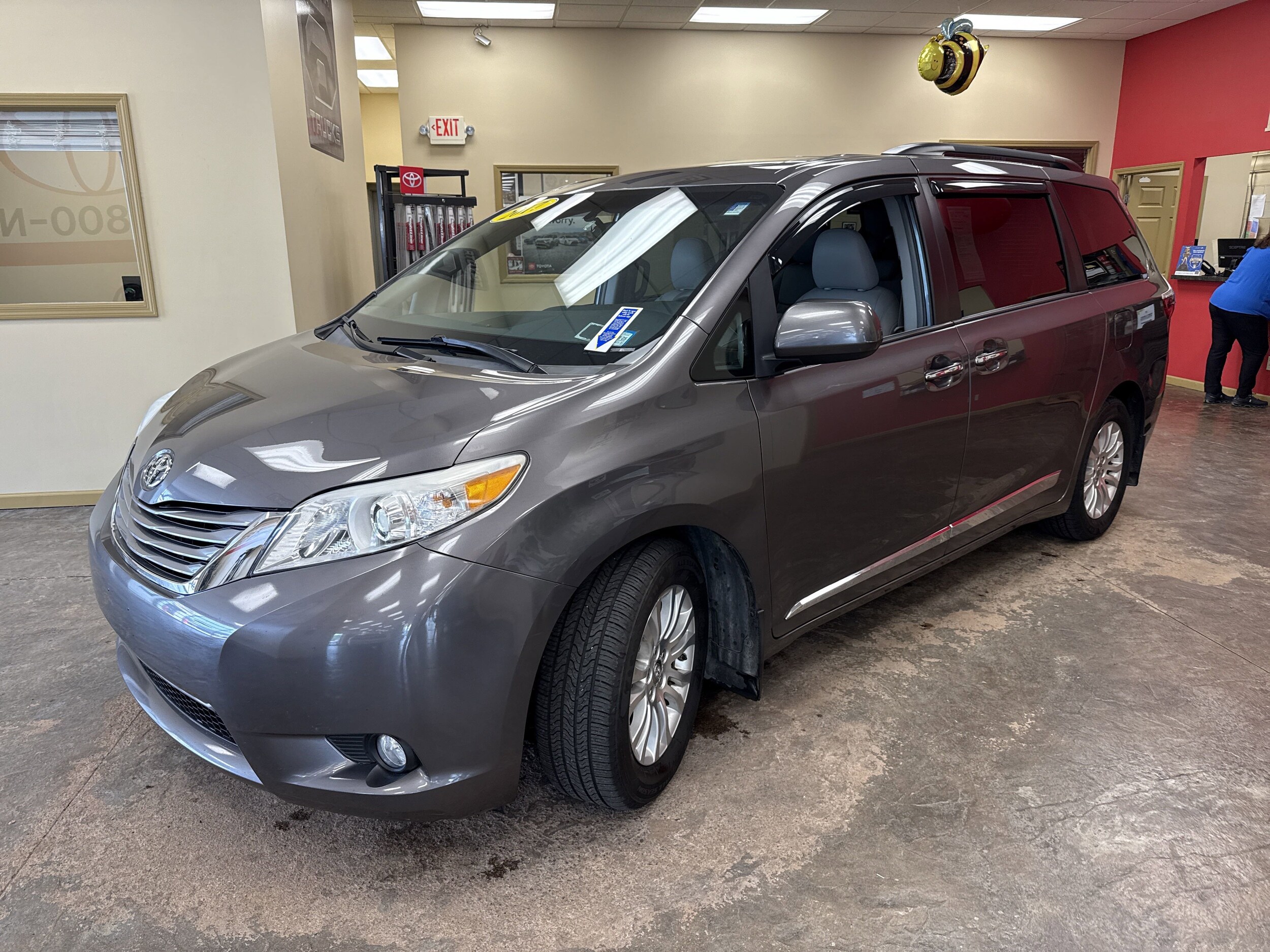 2017 Toyota Sienna XLE photo 3