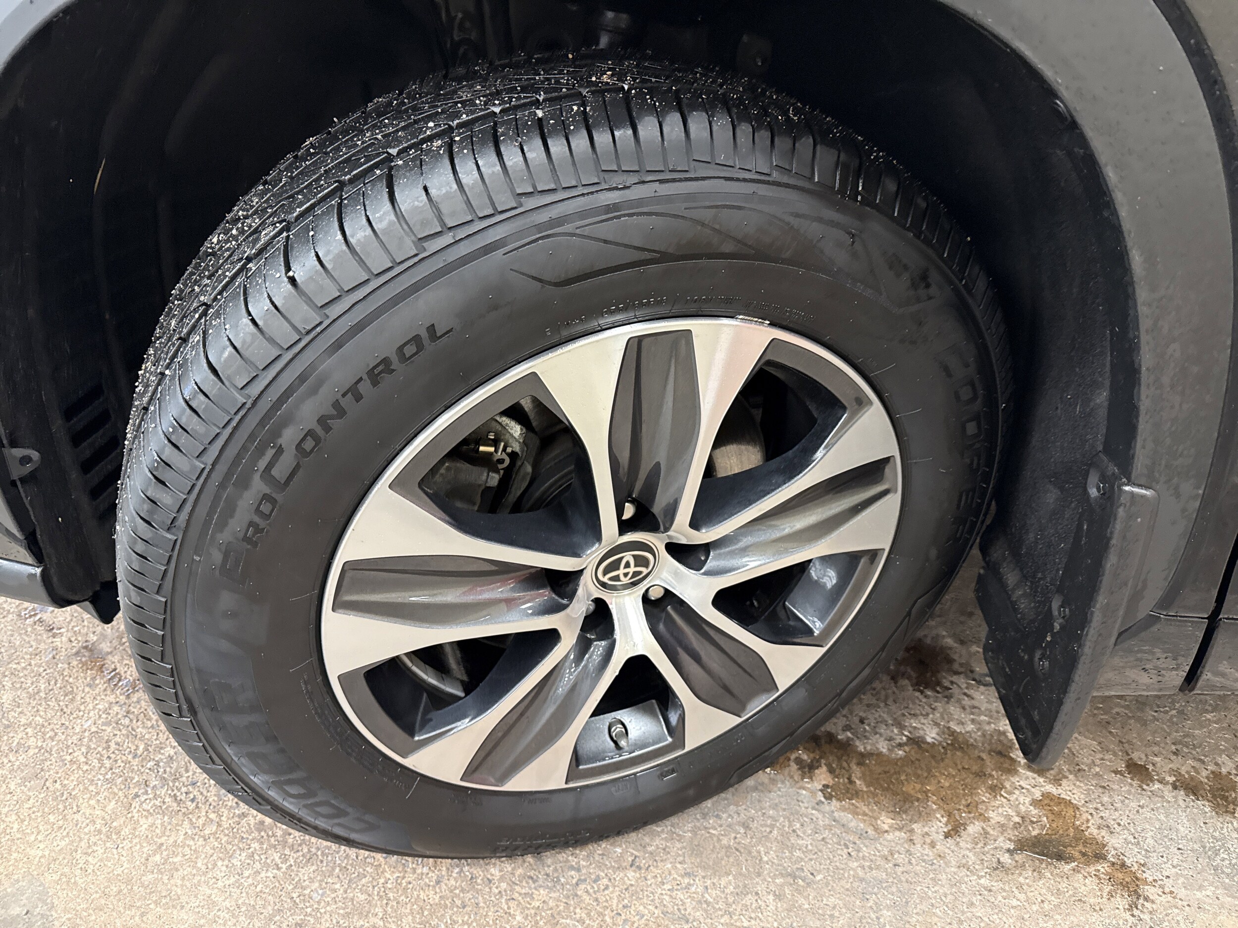 2023 Toyota Highlander XLE photo 3